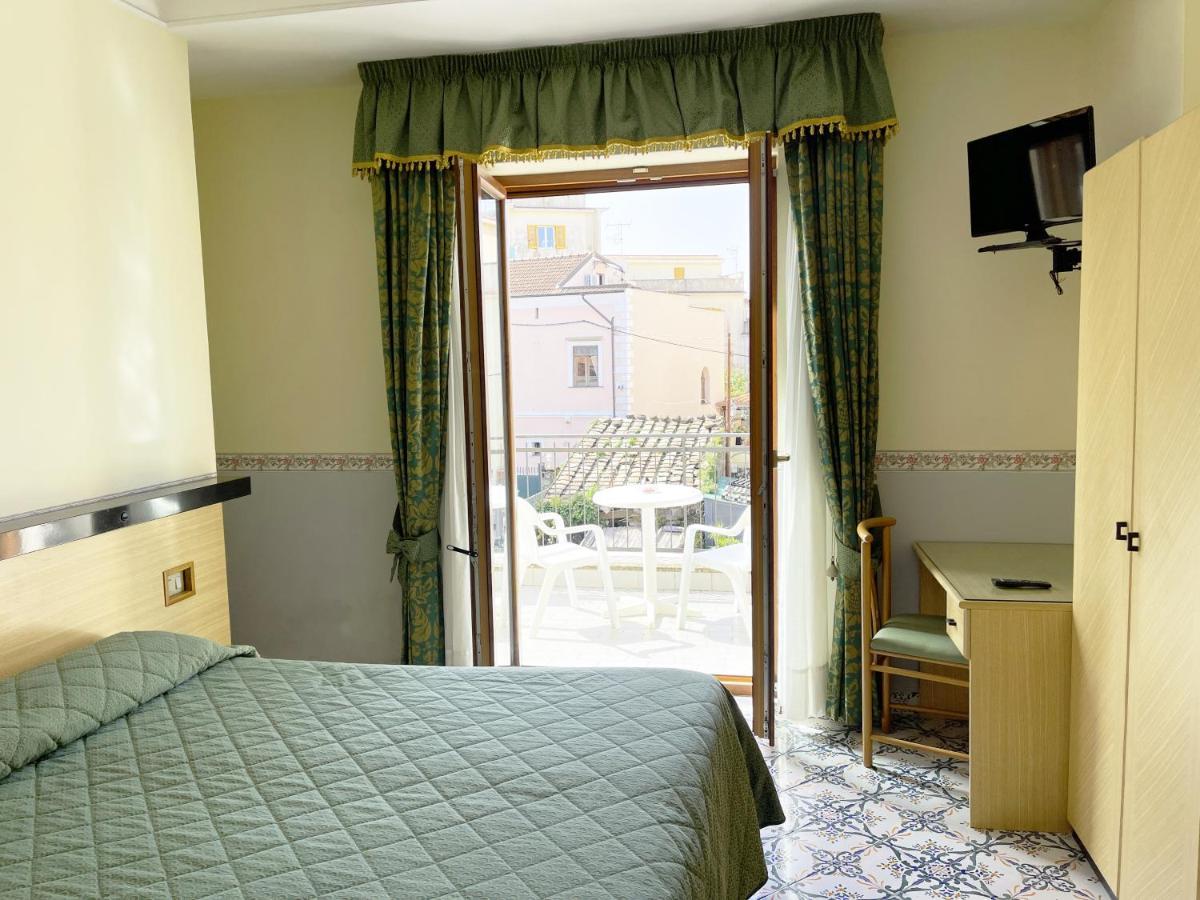 Hotel Reginella SantʼAgata sui Due Golfi Exterior foto