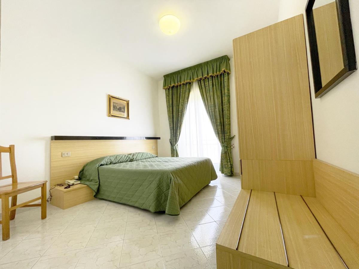Hotel Reginella SantʼAgata sui Due Golfi Exterior foto