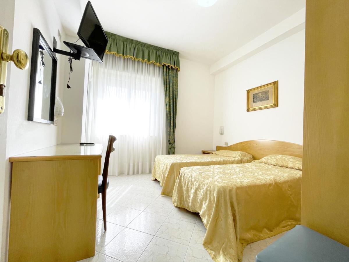 Hotel Reginella SantʼAgata sui Due Golfi Exterior foto